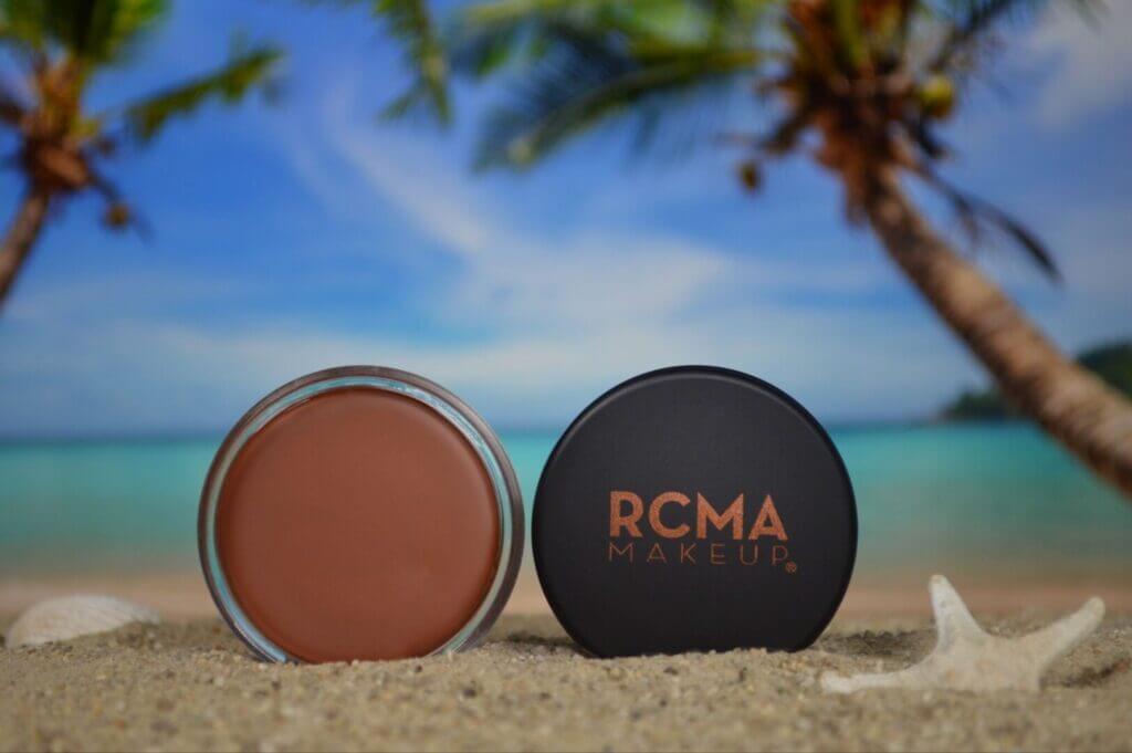 Bronzer compact on a beach